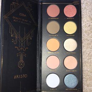 Eyeshadow palette + free gift with this purchase!